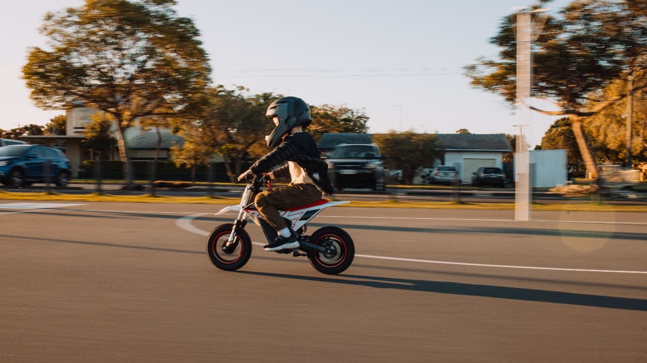 4-6 year old kid learning riding electric dirt bike